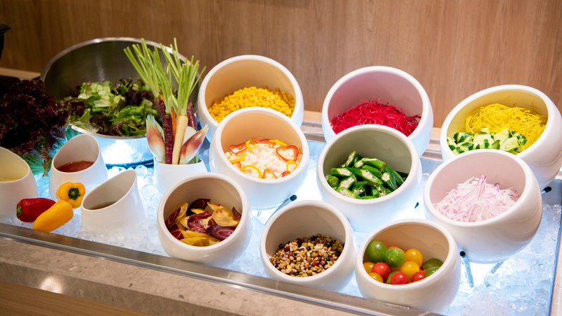 【朝食】新鮮な野菜が並ぶサラダバー