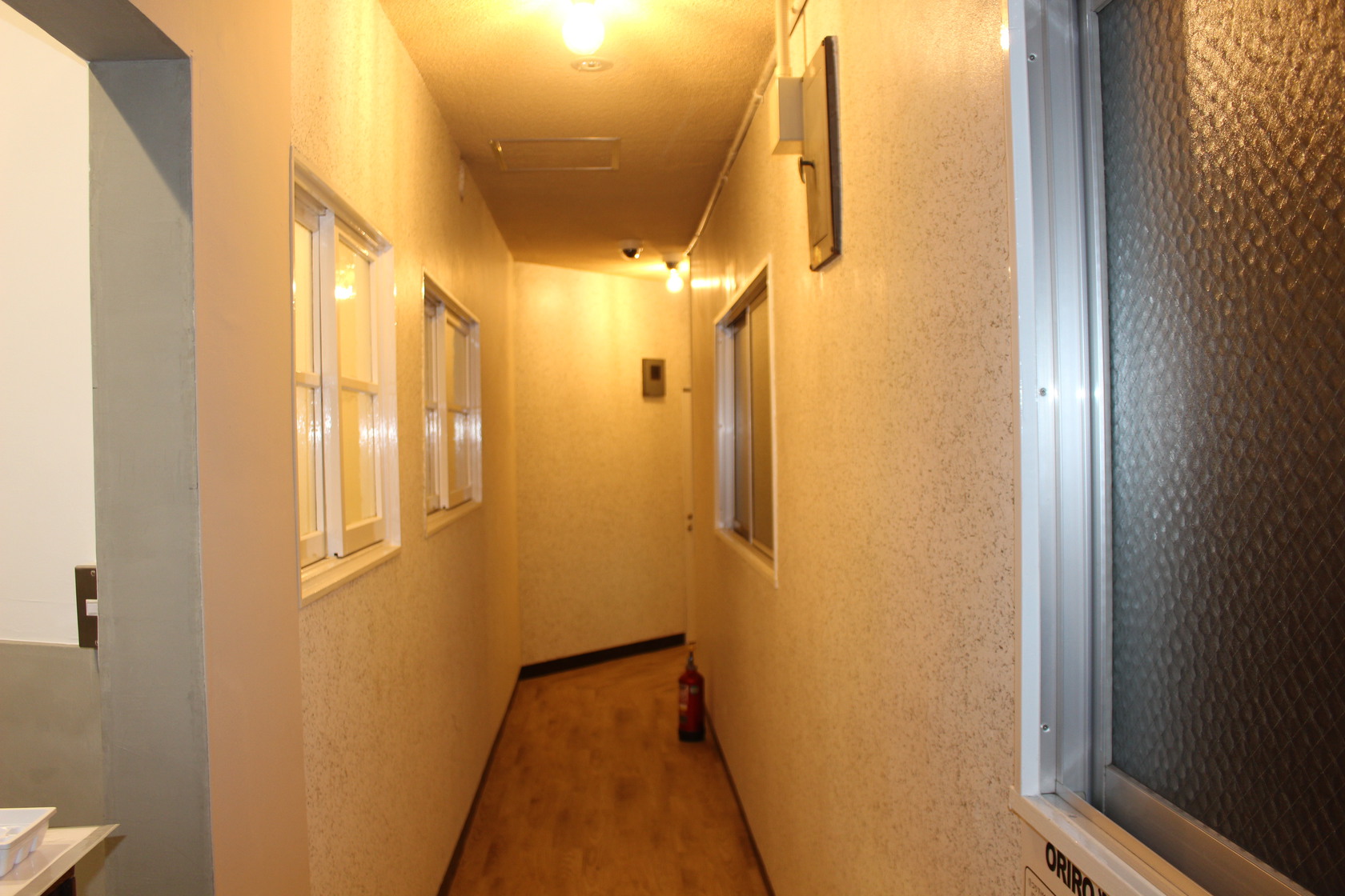 ３階受付スペースから男性ドミトリー０３・０４・０５号室への廊下