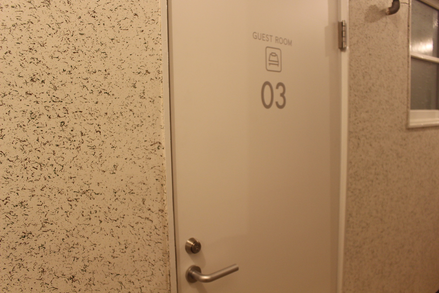 男性ドミトリー４人部屋０３号室出入口