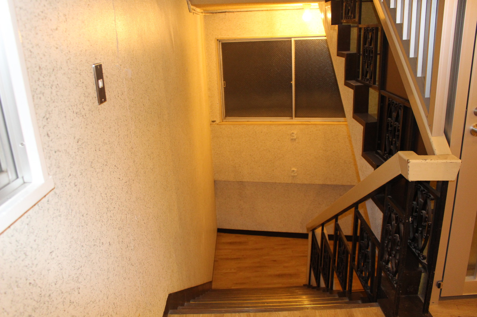 ２階から３階への階段踊り場