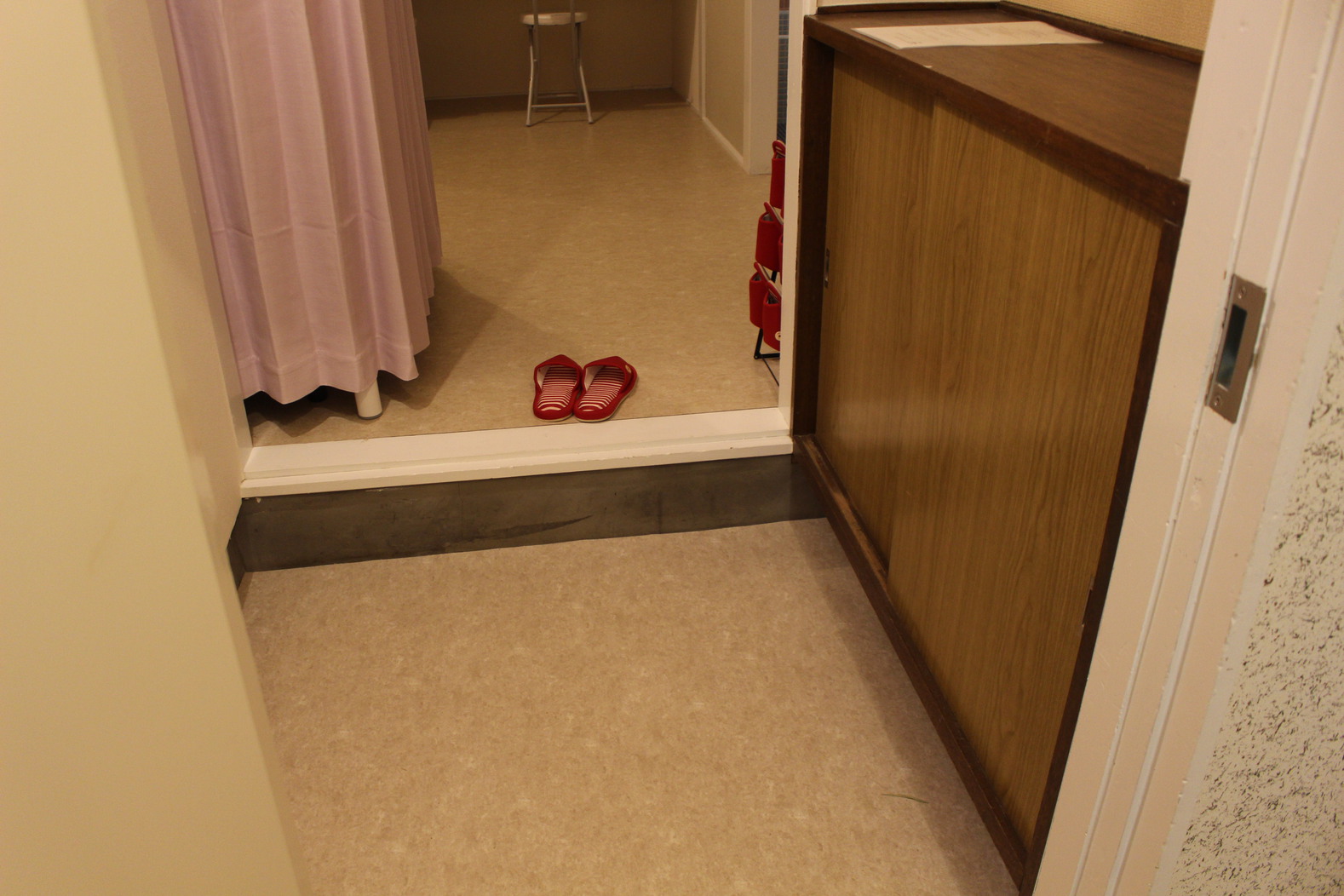 女性ドミトリー４人部屋０２号室靴置きスペース
