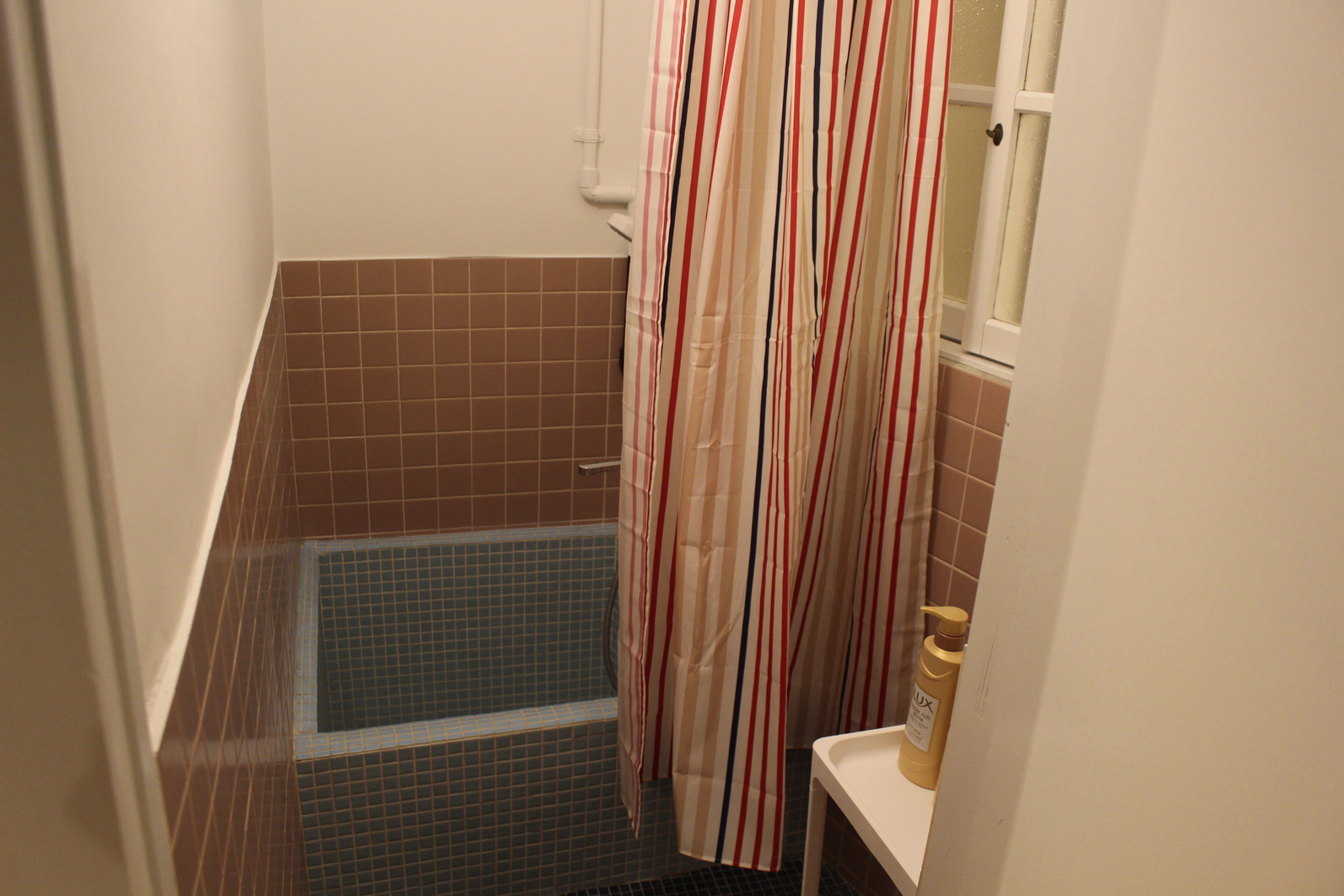 女性ドミトリー４人部屋０２号室共用シャワールーム