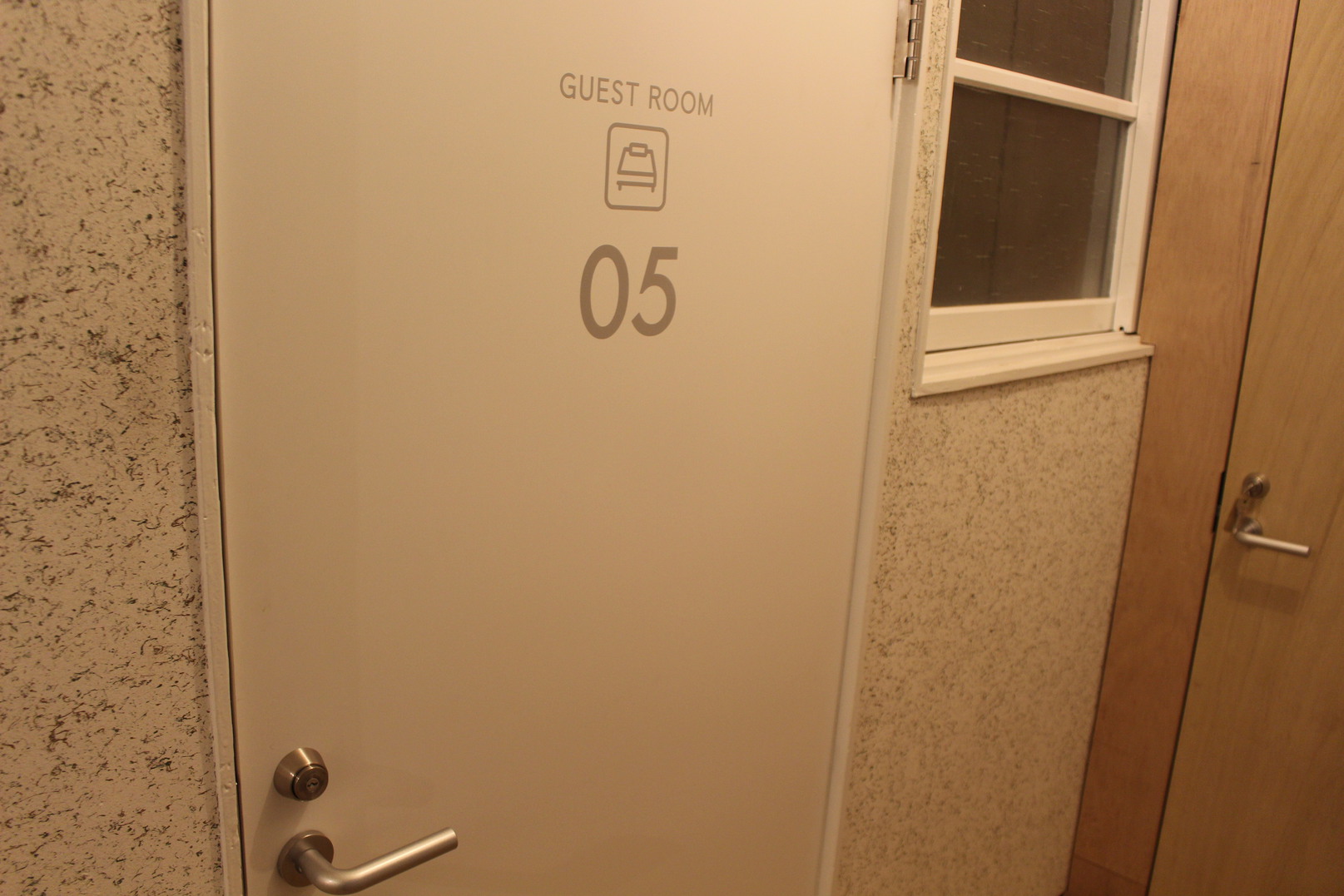 男性ドミトリー４人部屋０５号室出入口