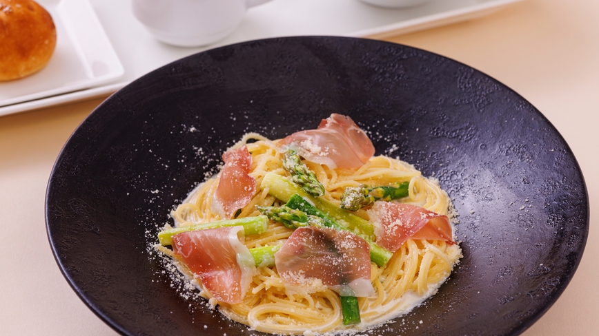 日替わりパスタランチ一例「生ハムとアスパラガスクリームパスタ」