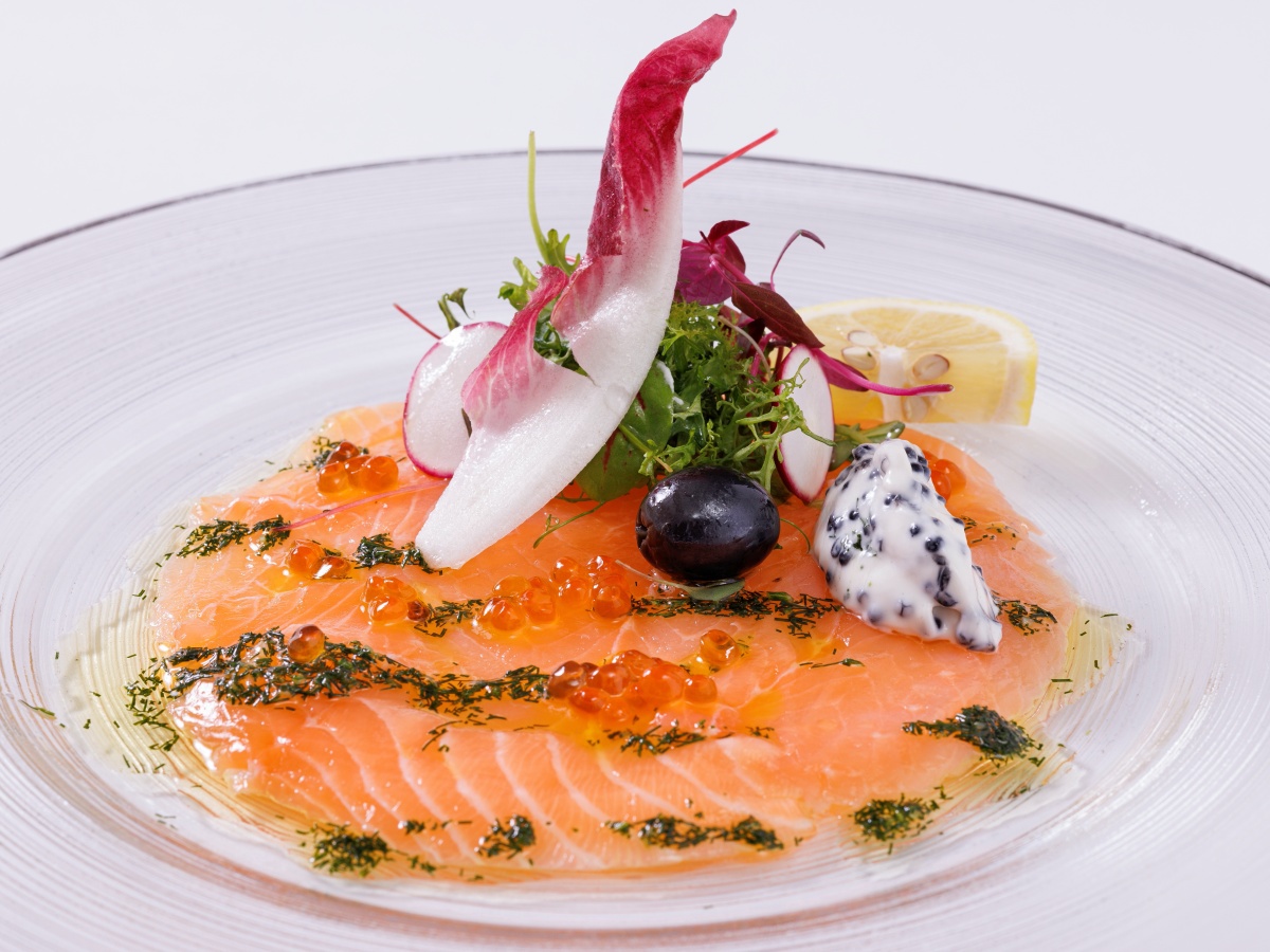 2025秋メニュー ノルウェー産サーモンのマリネ、キャビア、クリーム添え、バジルの香り