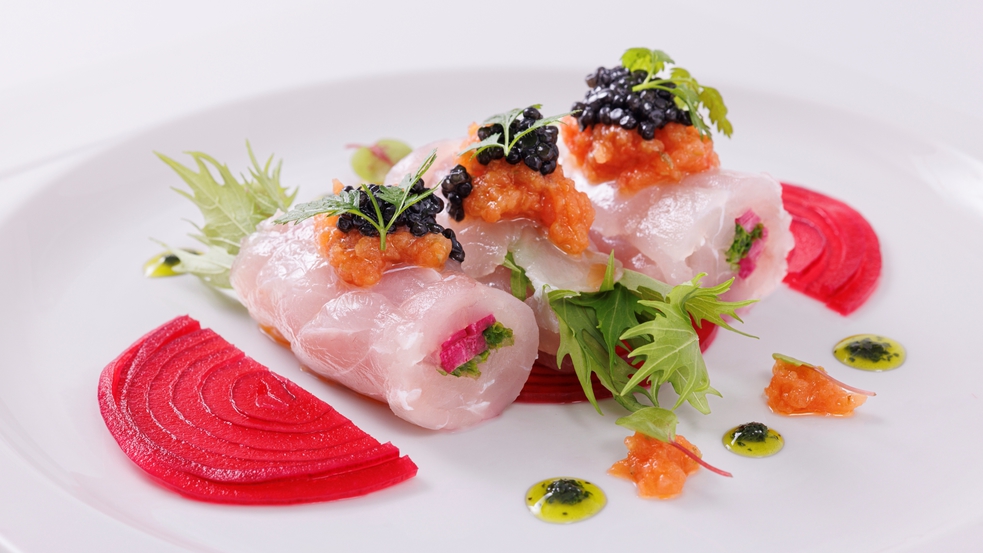 ルロー（巻き）にしたスジアラ（ミーバイ）の軽い燻製と野菜