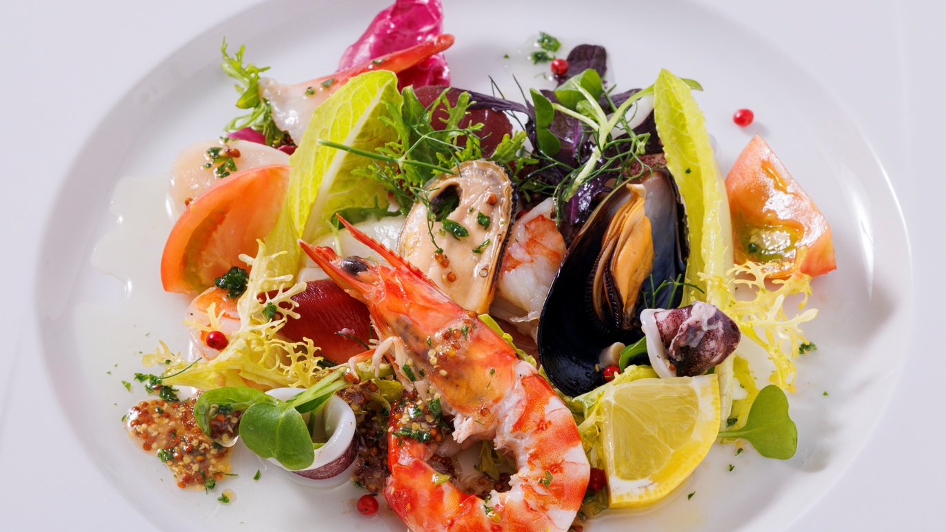 夏メニュー海の幸のサラダ