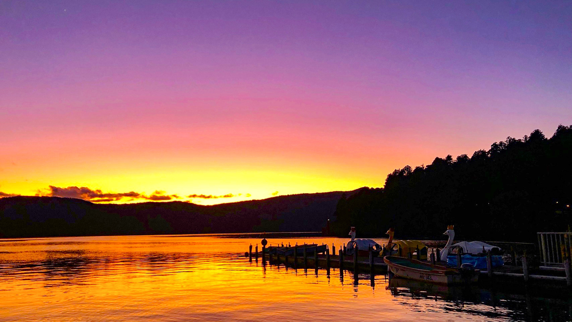 ・芦ノ湖を染める夕日が幻想的な雰囲気を醸し出します