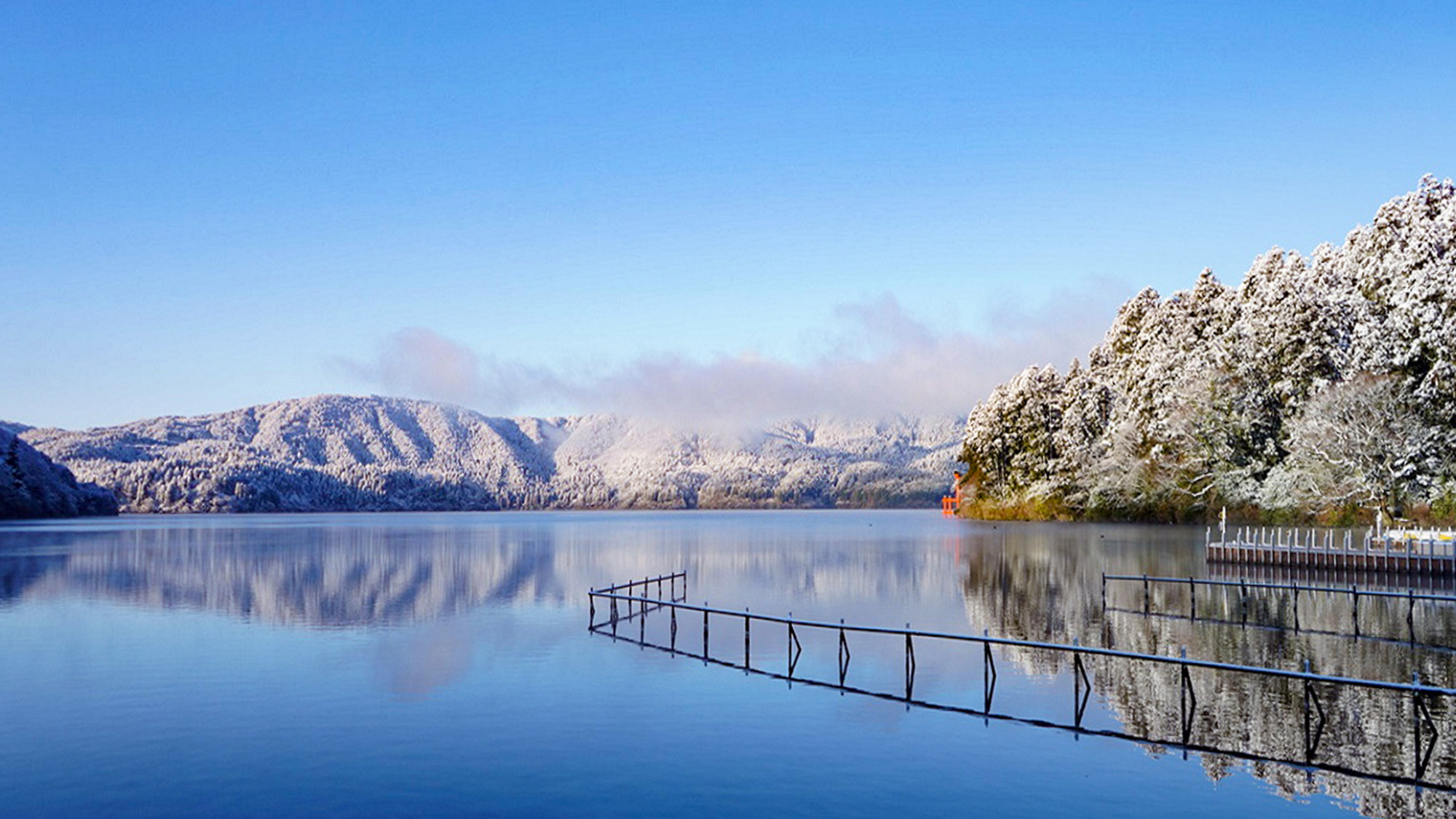 ・穏やかな芦ノ湖は天気がいいと鏡のように青空が映ります