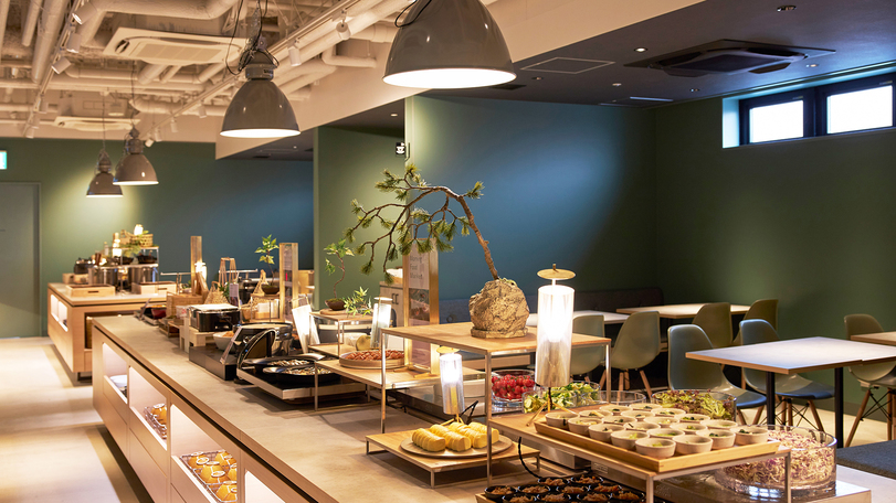 公園の広場を感じる朝食会場で、レフ大宮のフードマーケットをご堪能ください。