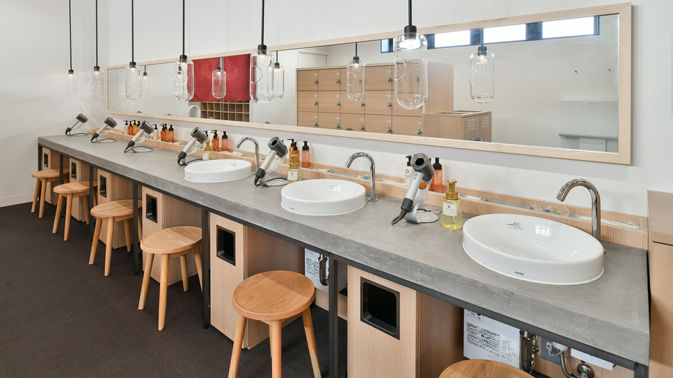 脱衣所広々としたスペースを確保。アメニティ・化粧品各種・ダイソン製ドライヤーをご用意しております。