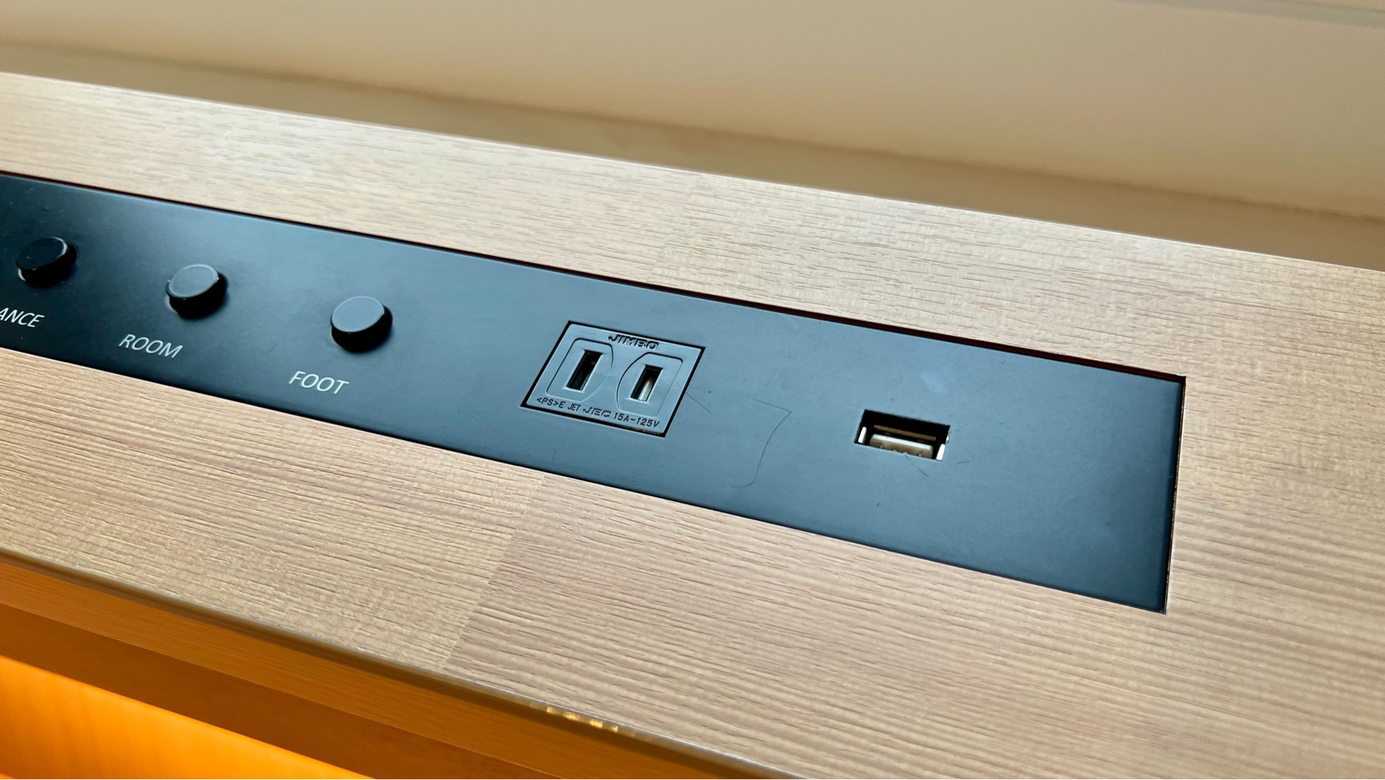 スーペリアツイン/他全ての客室の枕元に、コンセントとUSBポート完備。