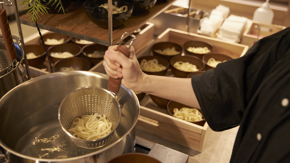 埼玉は全国2位のうどん県！「レフ大宮オリジナルうどん」として、お好みのうどんを作ることができます！