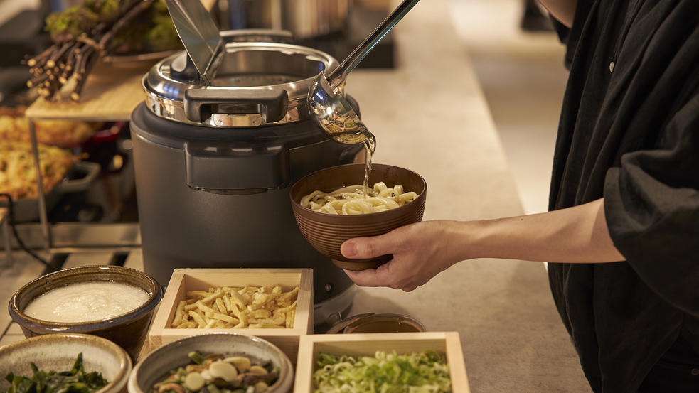 最後に出汁をかけて完成です。いろいろな組み合わせのうどんをお楽しみください！