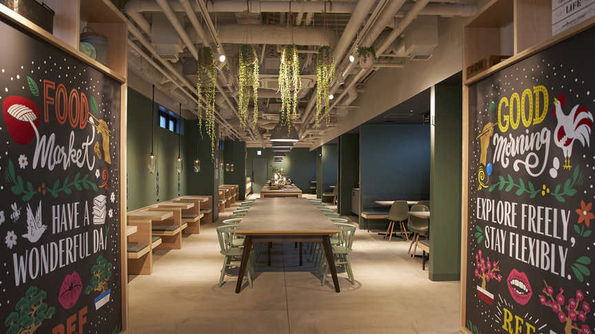 公園の広場を感じる朝食会場で、レフ大宮のフードマーケットをご堪能ください。