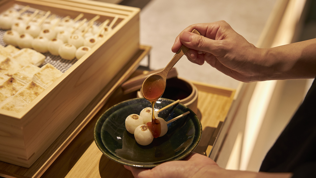 お団子はみたらし餡で是非お召し上がりください。お団子、お餅は温め直しもできます。