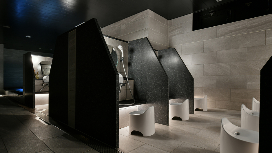 大浴場ゆったりとした洗い場。仕切りもあるので、隣を気にせずご利用いただけます。