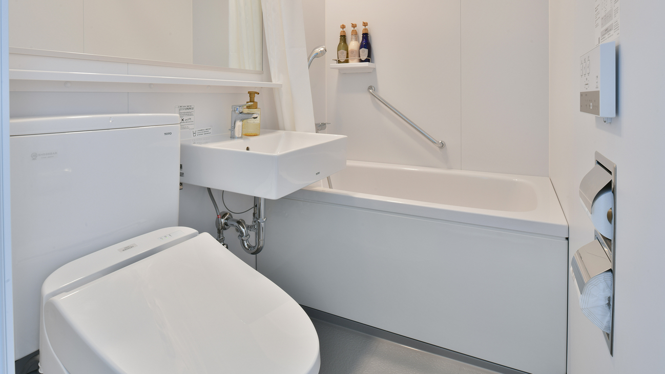 スーペリアツイン広めのバスルームでゆったりとおくつろぎください。