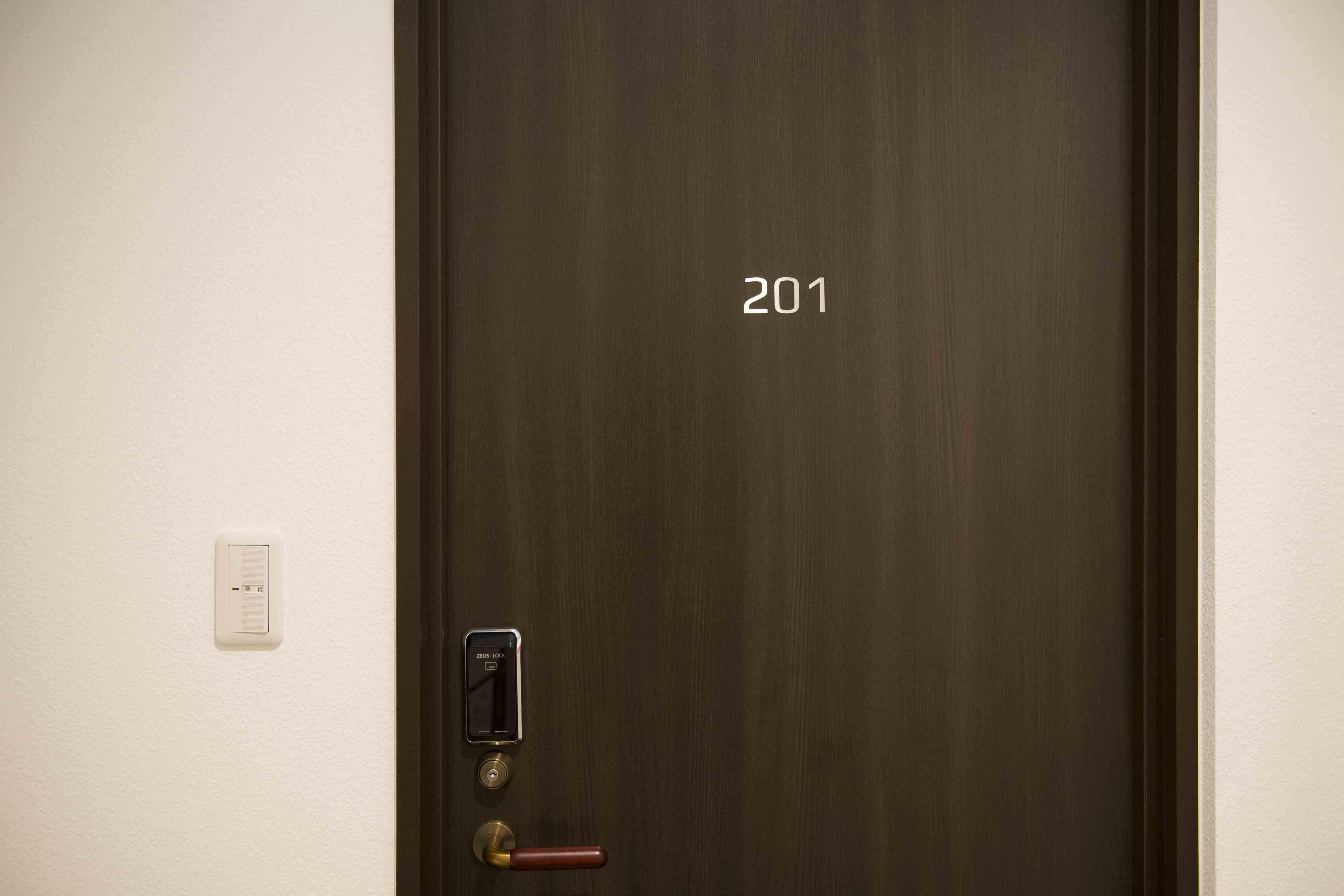 Room 201扉