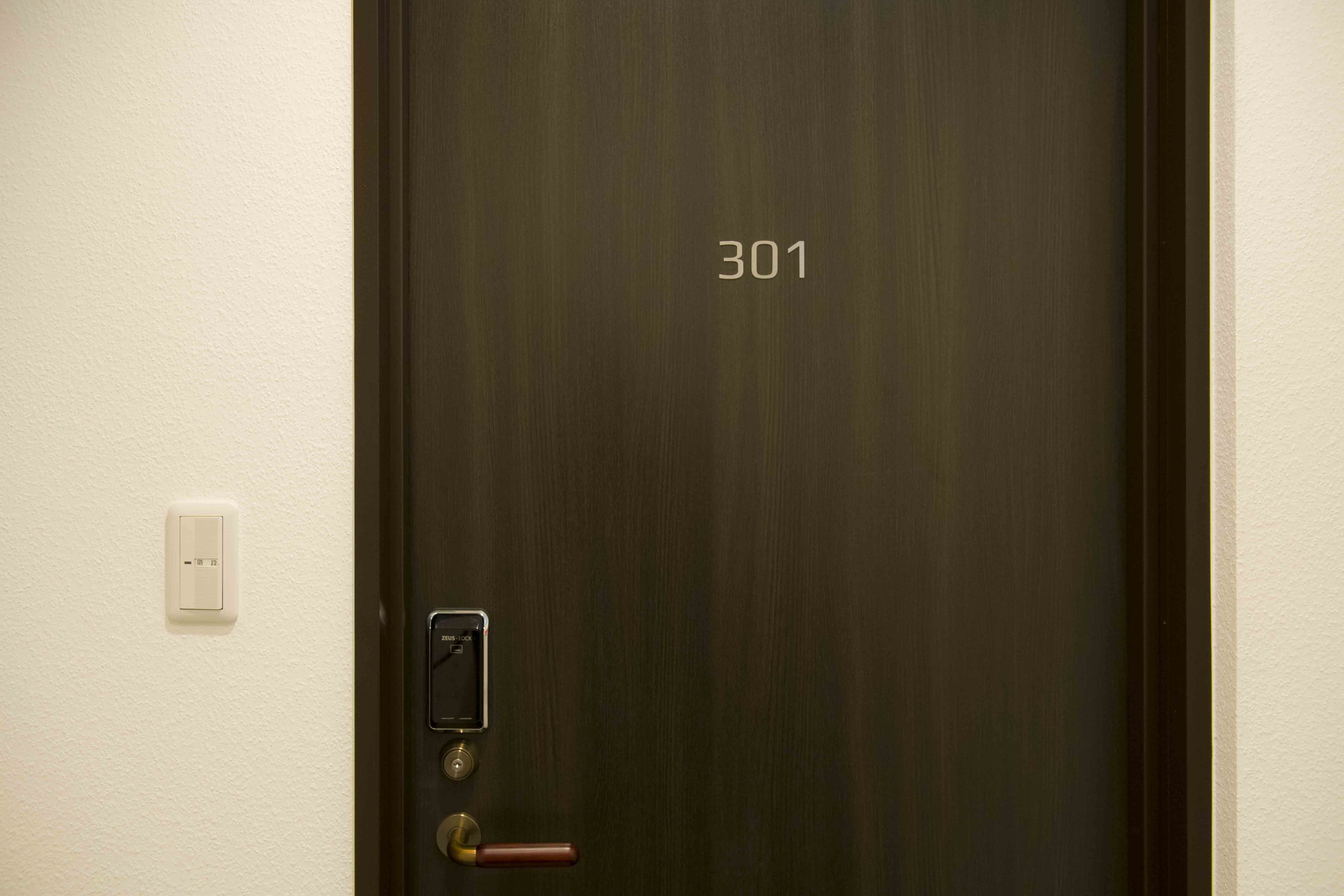 Room 301扉
