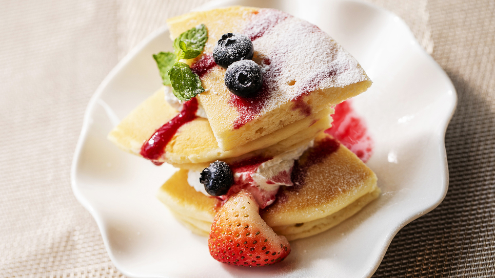 【朝食】［アラカルト］ 一口サイズでお楽しみいただけるパンケーキも人気の一皿。