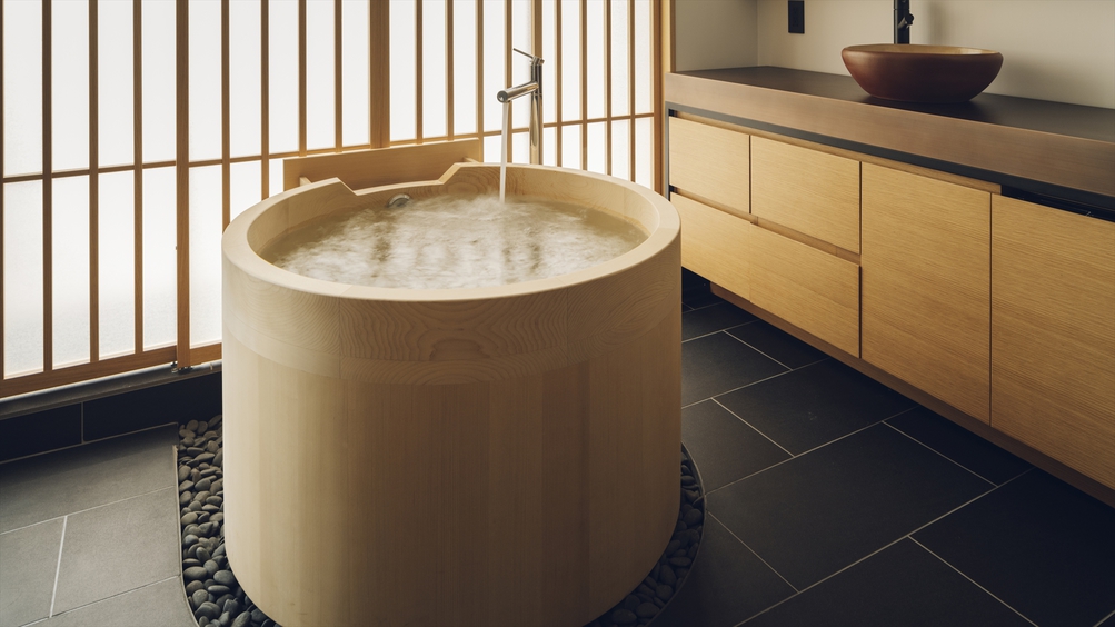 Tsuboyu Superior／丸いヒバの浴槽で至福のバスタイム。