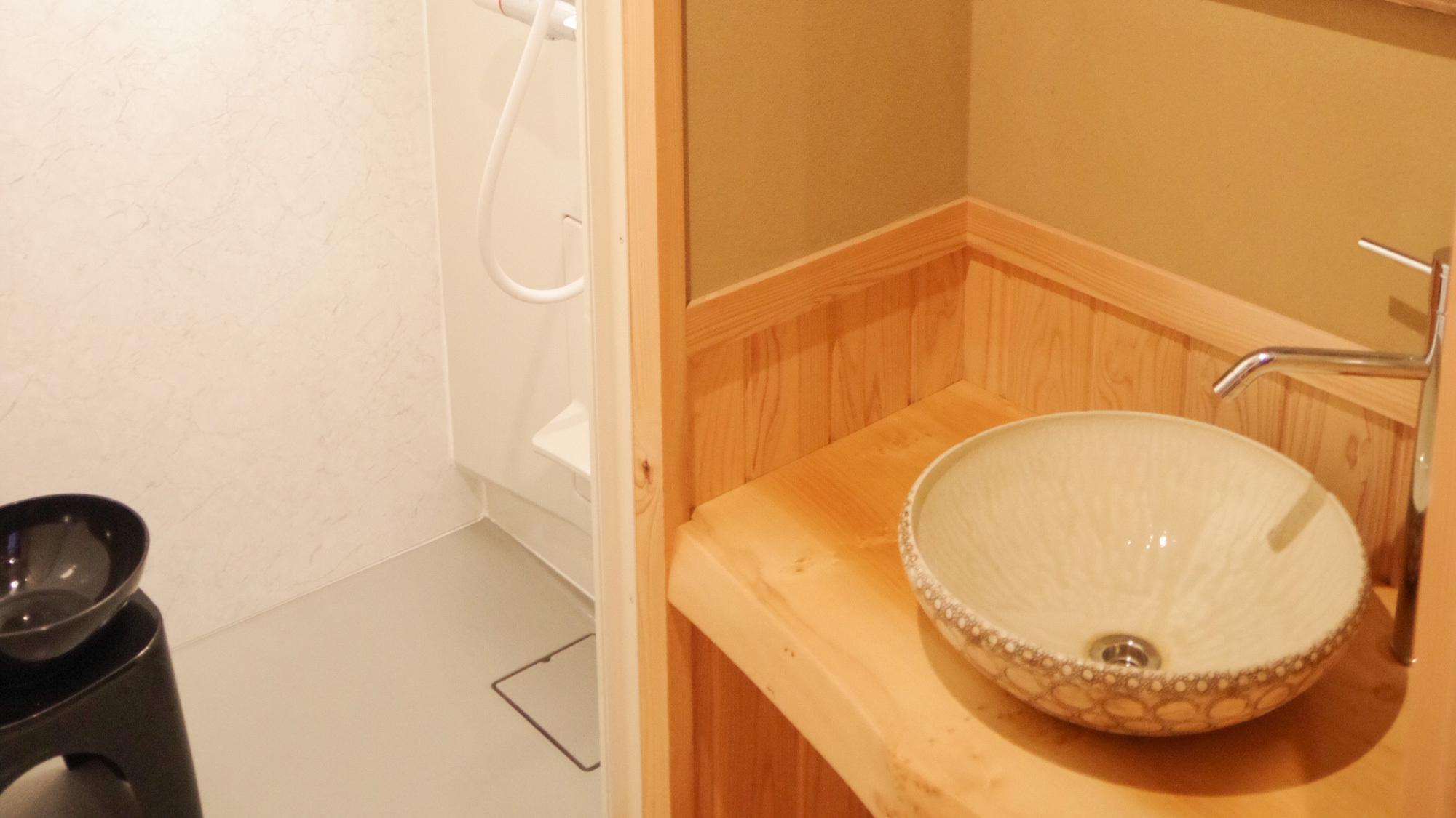 *客室一例／洗面所の益子焼はお部屋ごとに異なる器を楽しめます