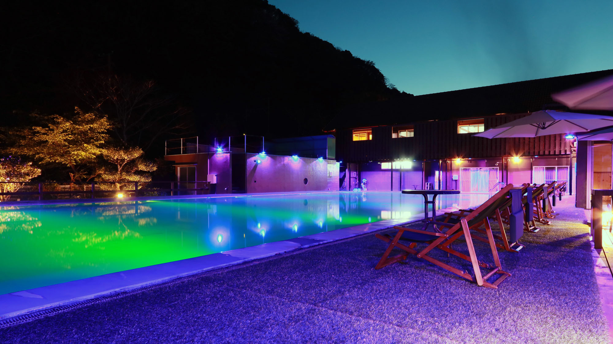 ナイトプール -Night pool-プールサイドから空—ライトを眺める、特別な時間