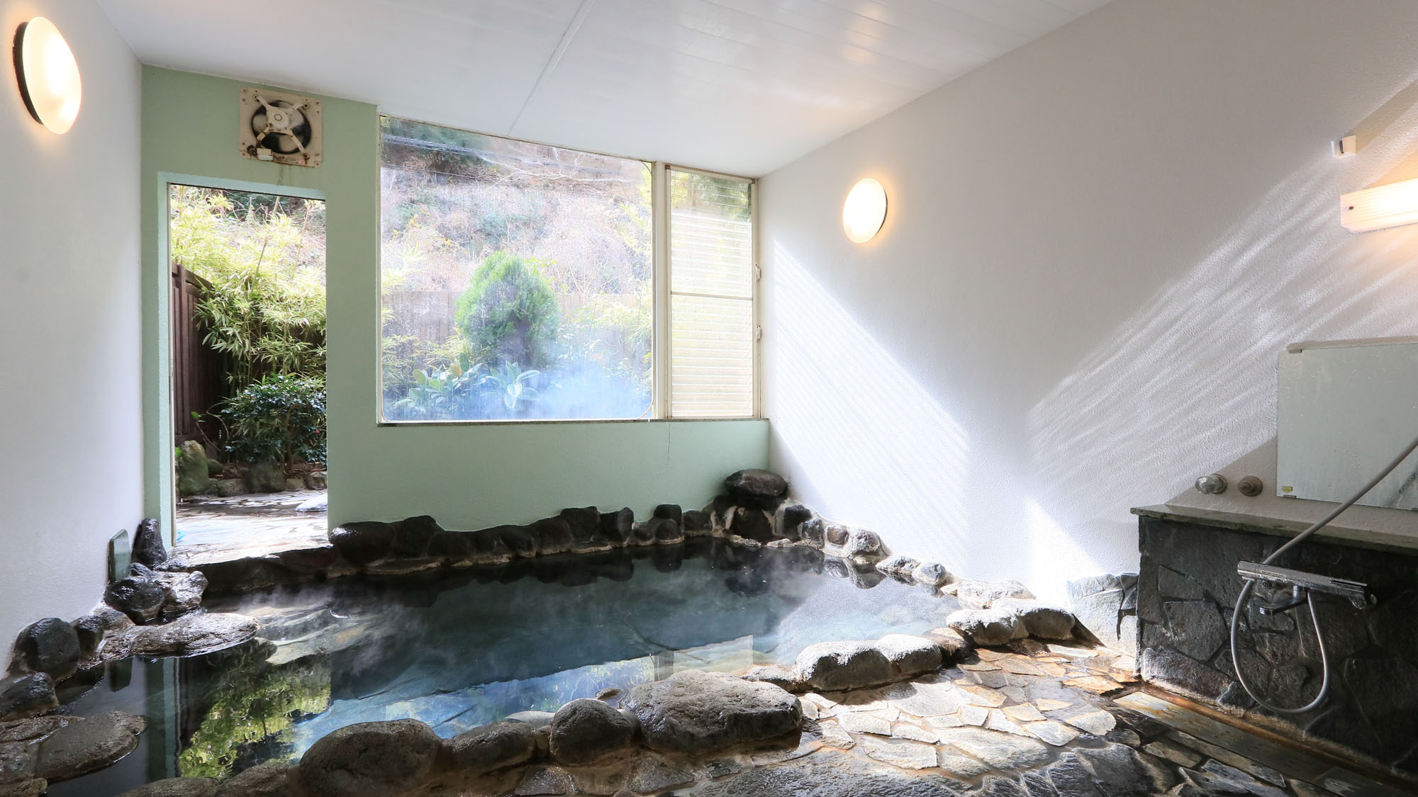 浴場 -Bath-源泉100％かけ流しの石風呂です 客室の露天風呂とはまた違った寛ぎを感じます