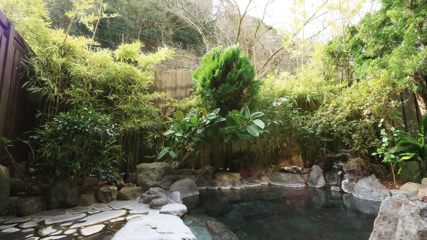 露天風呂 -Open-air bath-緑を眺めながら、ゆったりとした時間を