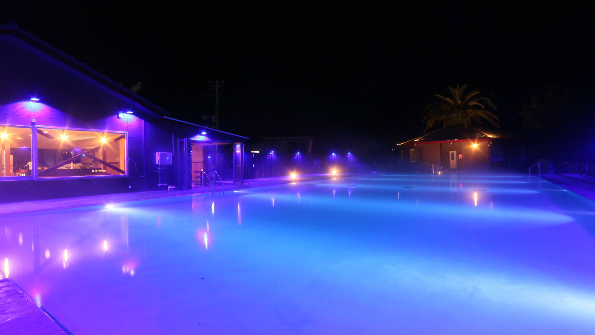 ナイトプール -Night pool-源泉100％なので、夜でも気持ちよく泳げます