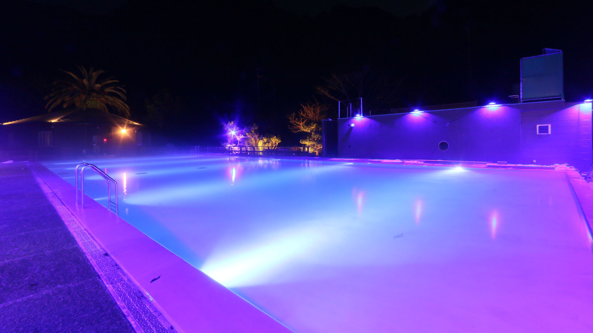 ナイトプール -Night pool-ライトアップにより浮かび上がるプールのフォルム