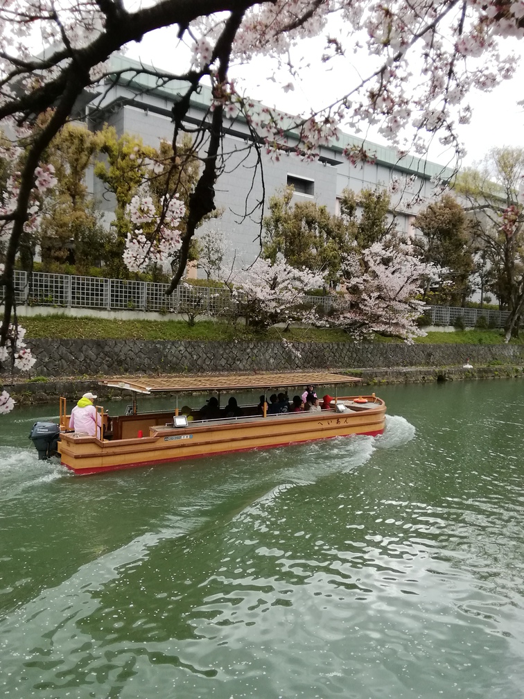 岡崎公園疏水と遊覧船