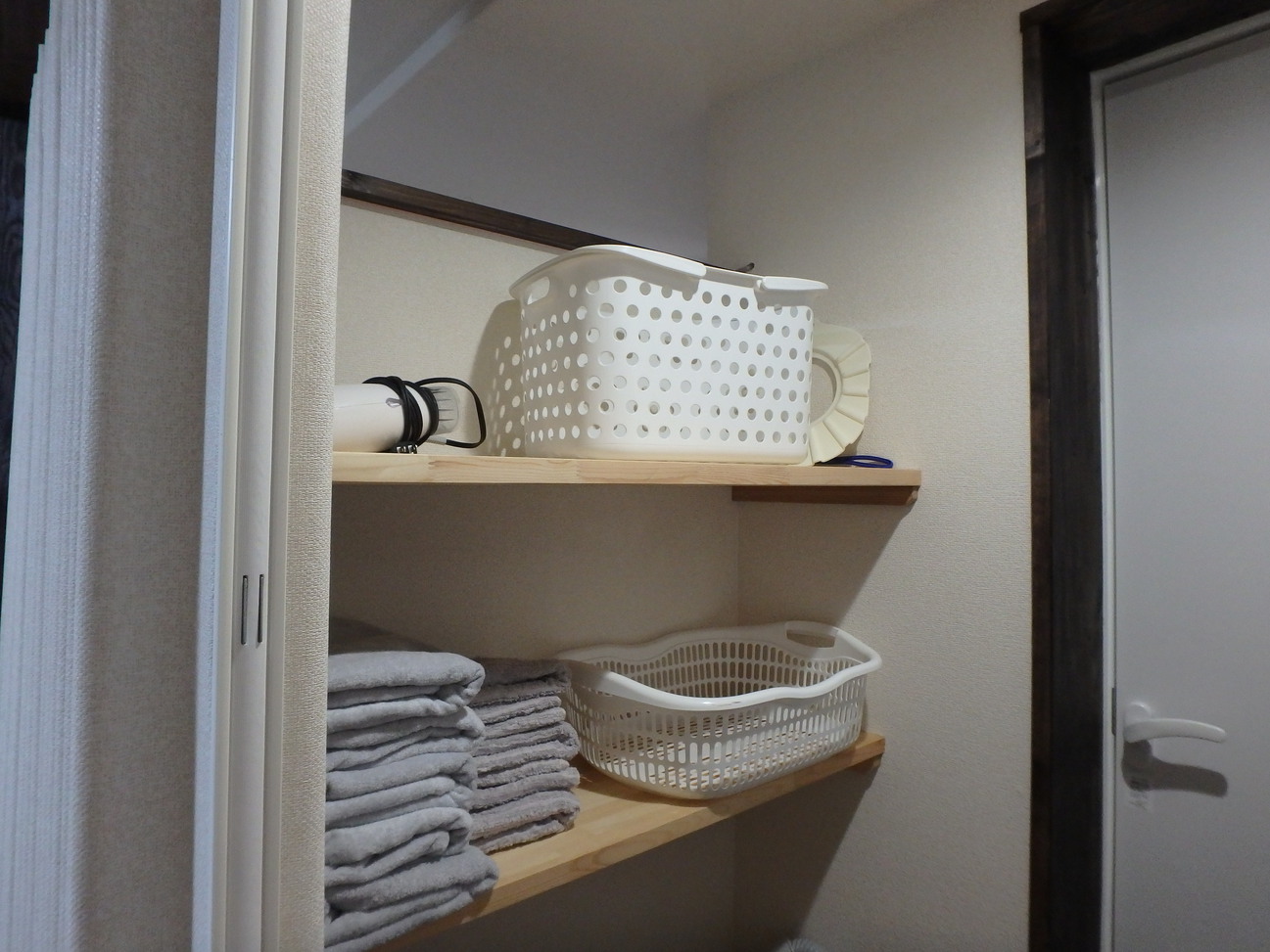 京の宿西大路familie 客室内更衣室バスタオルとフェイスタオルとドライヤーです。