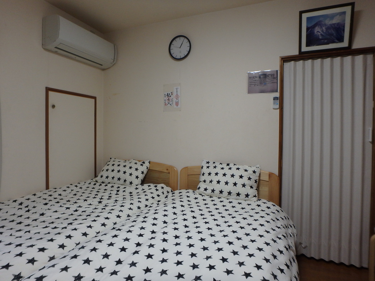 京の宿西大路客室のシングルベッドです。