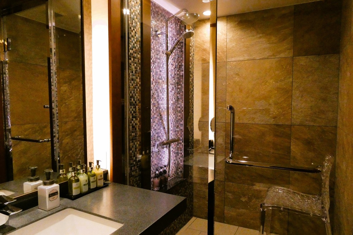 【本館：和モダンツイン】シャワーブースタイプ（一例）浴槽がなくシャワーのみ設置されたブース型の浴室。