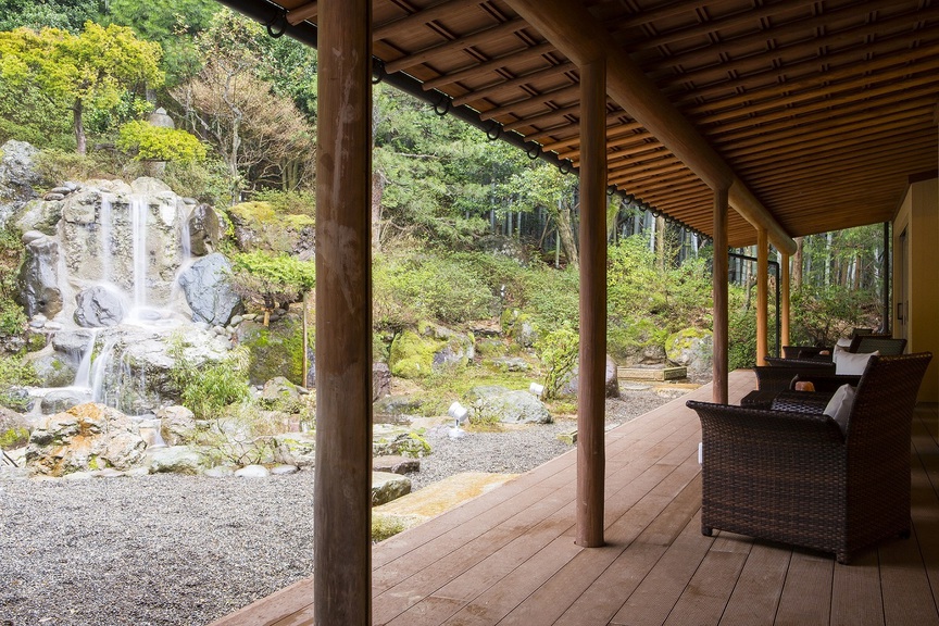 【フロントロビー】フロント横のテラス席で庭園の滝を眺めながら一休み