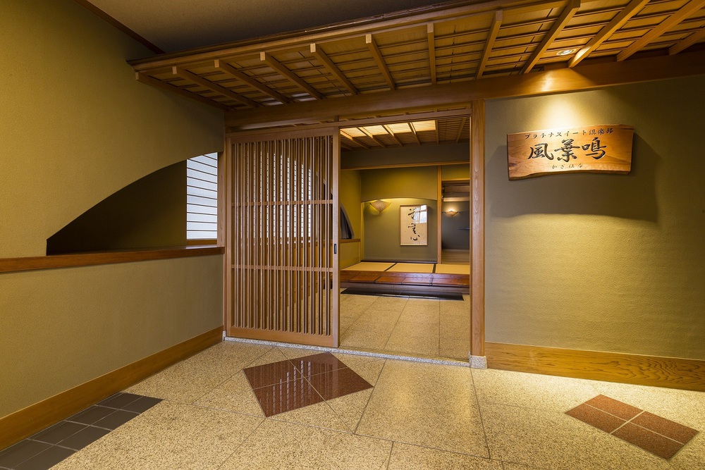 【最上階：風葉鳴-KAZAHANA-】風葉鳴ご利用お客様専用入口。風葉鳴フロアは畳廊下となります。