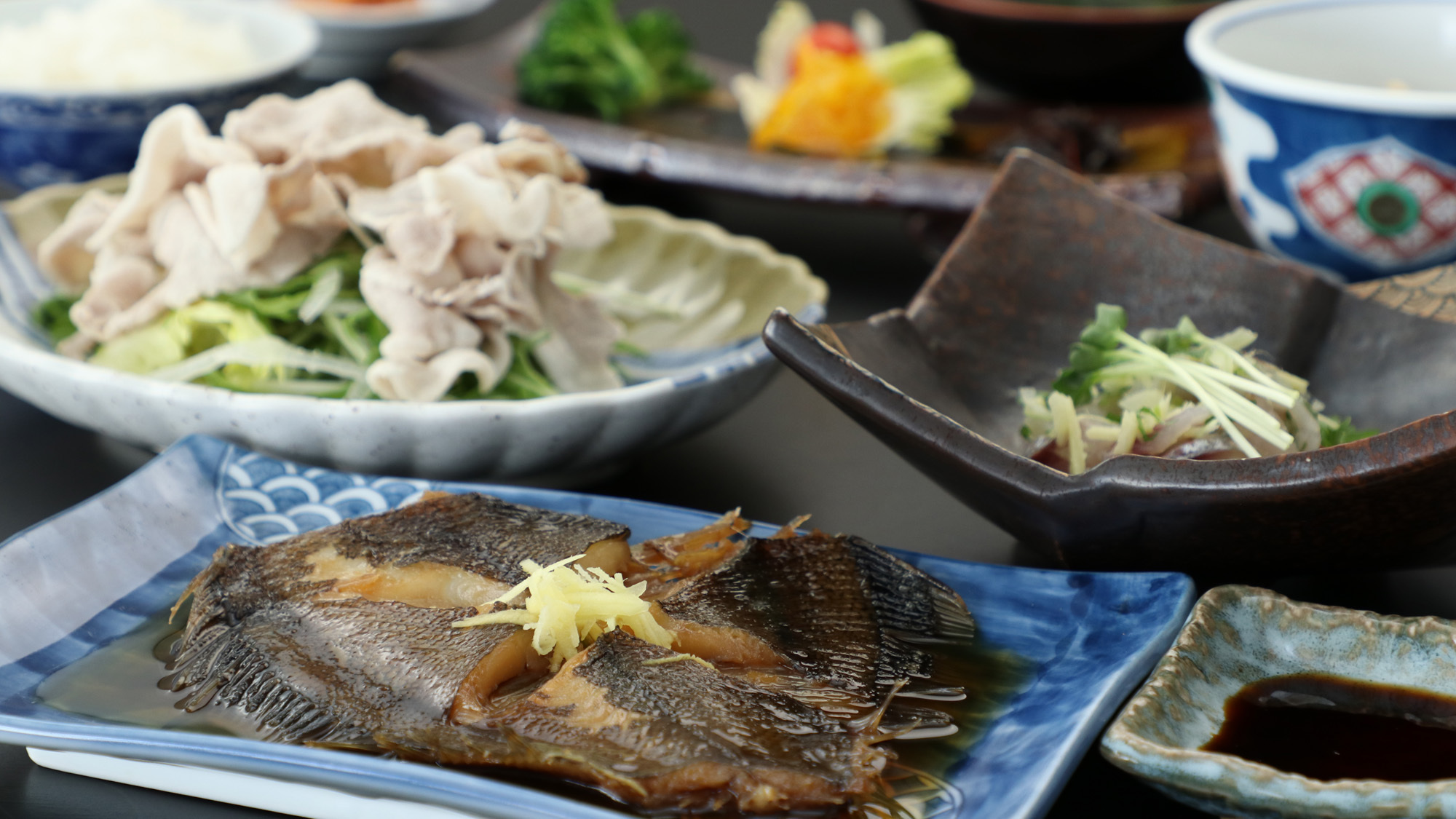 《夕食一例》ボリューム満点の日替わり膳。今日のメインはお魚の煮つけです♪