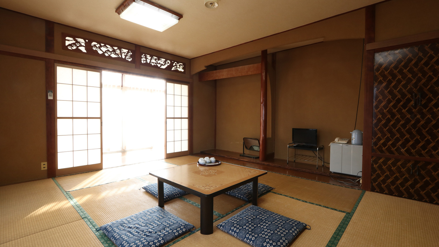 《旅館》14畳のトイレなし和室日本の侘び寂びを感じる、昔ながらの空間