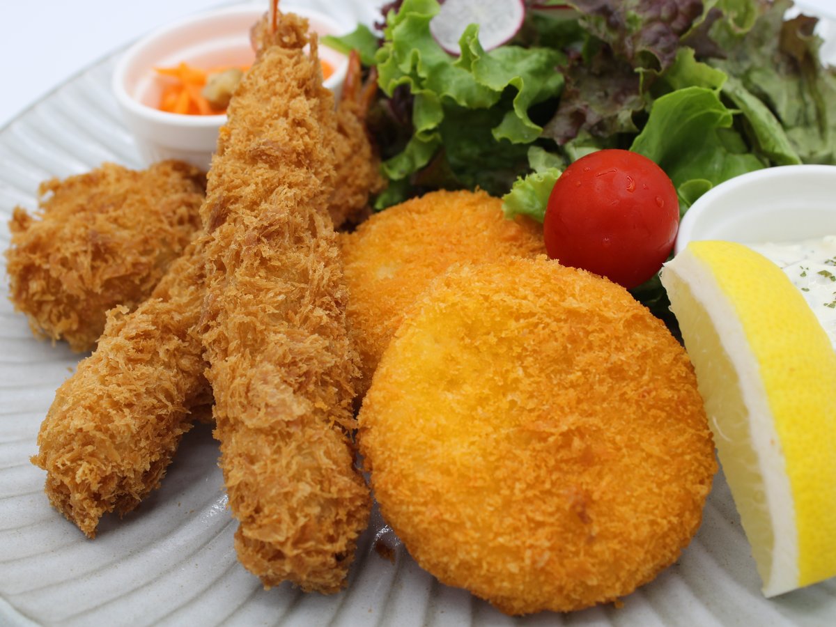 Cafe OASIS】境港産ズワイガニ使用カニクリームコロッケ