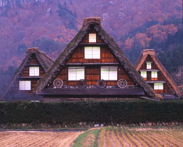 山々の紅葉と「かん町」附近