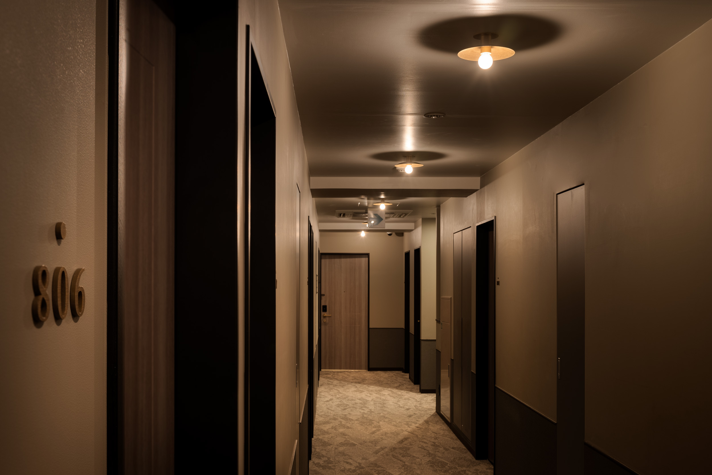 廊下上品なデザインの中にもこだわったライトでおしゃれな空間を演出。