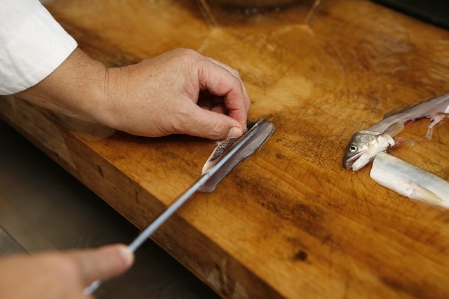 鮎、岩魚の洗いのさばき和食の達人熟練の技をお楽しみください。
