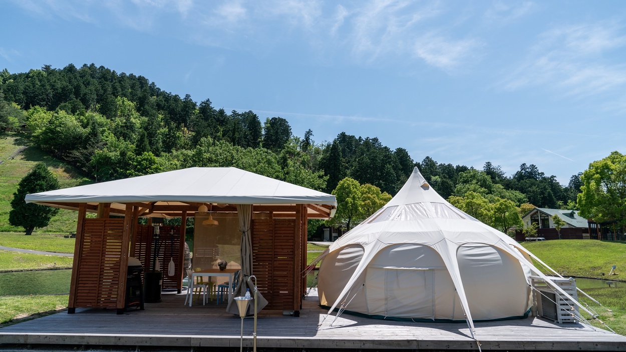 *【ロータステント】水際ぎりぎりのウッドデッキに建てたテントは、スライムのようなユニークな形状です。