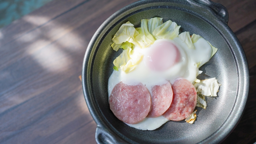 (朝食の一例) 雲仙ハムと長崎びわ卵を使用したハムエッグ。