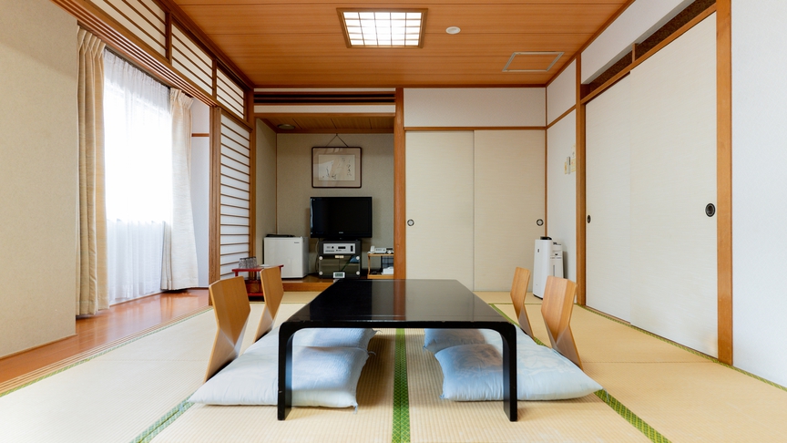 【和室】12畳の広さを持つ和室。ご家族やグループにとても人気のお部屋です。