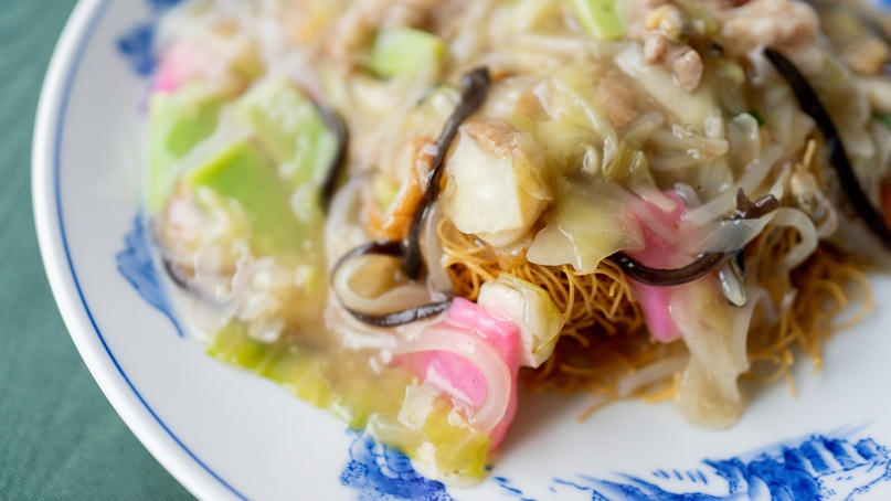 長崎名物のひとつである皿うどん。絶品のあんかけと、パリパリの細麺をお楽しみください。