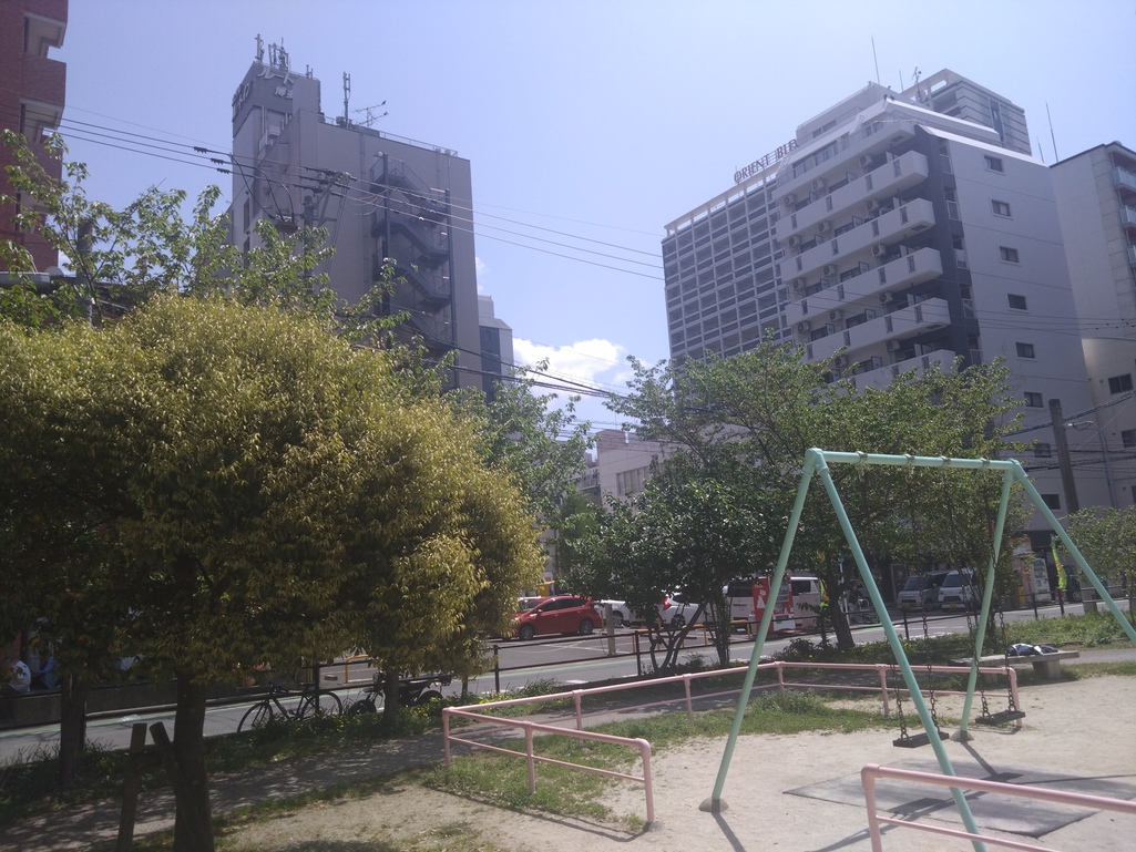 ホテルの裏手には公園♪