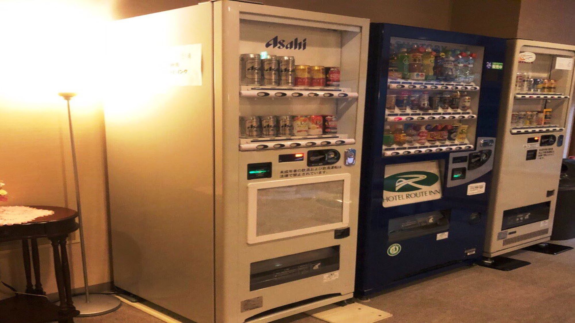自動販売機3階と地下1階にジュース・アルコールの自動販売機がございます。